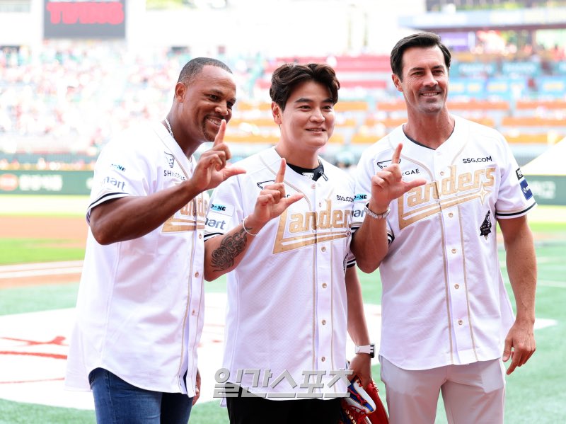 DanielKimW's tweet image. Retirement ceremony was held for Shin-soo Choo tonight. Cole Hamels and Adrian Beltre made the trip to congratulate former #AllForTX teammate. #MLB #KBO #SSGLanders #Rangers #17