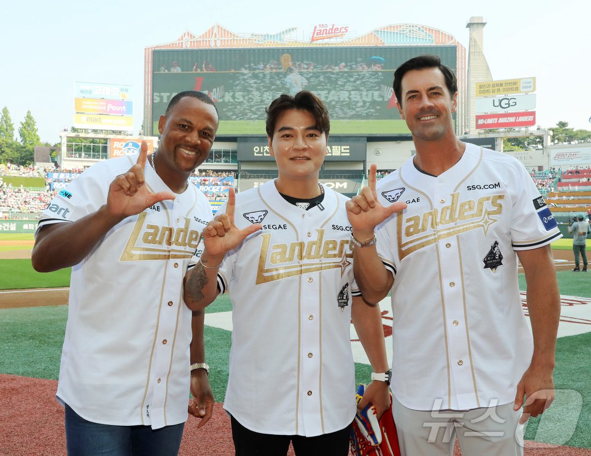 DanielKimW's tweet image. Retirement ceremony was held for Shin-soo Choo tonight. Cole Hamels and Adrian Beltre made the trip to congratulate former #AllForTX teammate. #MLB #KBO #SSGLanders #Rangers #17