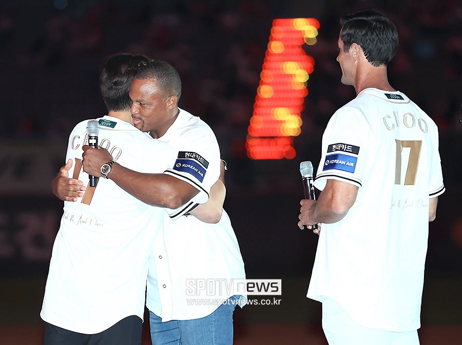 DanielKimW's tweet image. Retirement ceremony was held for Shin-soo Choo tonight. Cole Hamels and Adrian Beltre made the trip to congratulate former #AllForTX teammate. #MLB #KBO #SSGLanders #Rangers #17