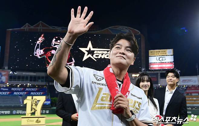 DanielKimW's tweet image. Retirement ceremony was held for Shin-soo Choo tonight. Cole Hamels and Adrian Beltre made the trip to congratulate former #AllForTX teammate. #MLB #KBO #SSGLanders #Rangers #17