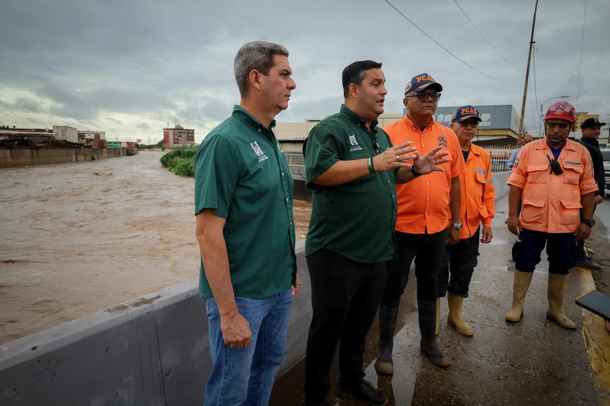 terminalmcbo_'s tweet photo. “Hemos tenido 6 horas de lluvia, pero los caudales corren con normalidad. Esto es gracias al plan de limpieza continua de cañadas que se ejecuta desde 2021”, destacó @AdrianRomerom. #LluviasMaracaibo https://t.co/lCgZ1HhEs5