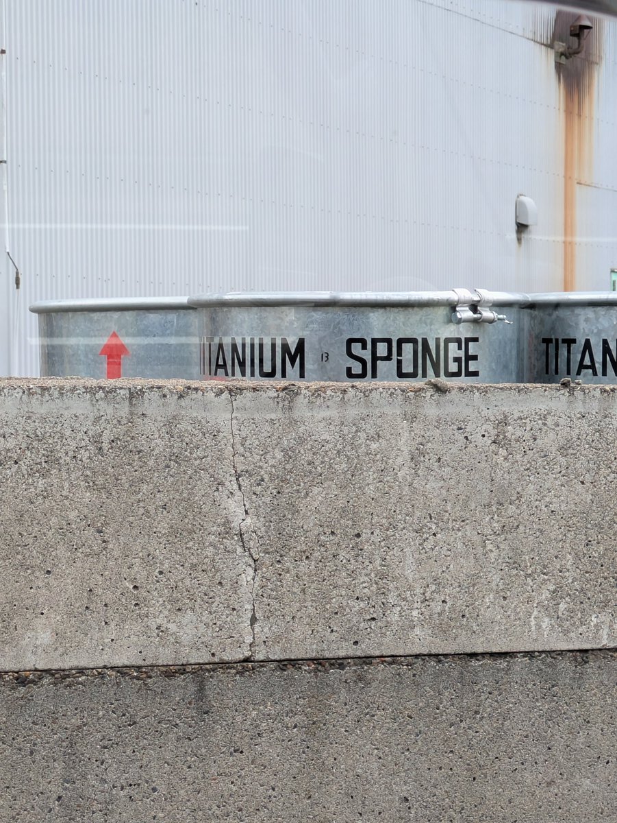 madai273's tweet image. 金属工場塀越しに見えるドラム缶🙀コレってチタンの焚火台材料❓️頭ん中キャンプだらけだからそれしか思い浮かばない😁
#ソロキャンプ
#キャンプ好きと繋がりたい 
#TITANIUMSPONGE
#チタン
#焚火台
#トリトン