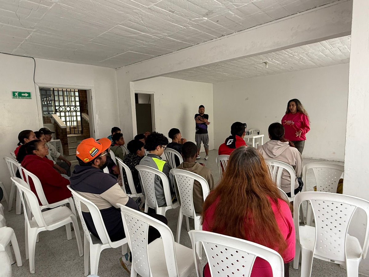 🙌🏻 #EnEquipo le cumplimos a las comunidades

Hoy estuvimos en 📍San Cristóbal, barrio El Triunfo, donde sumamos esfuerzos con líderes, comunidad y el <a href="/IDRD/">🟨🟥Recreación y Deporte</a> para gestionar un espacio en la cancha La Victoria, y así garantizar que las niñas y niños puedan practicar fútbol 11 ⚽.