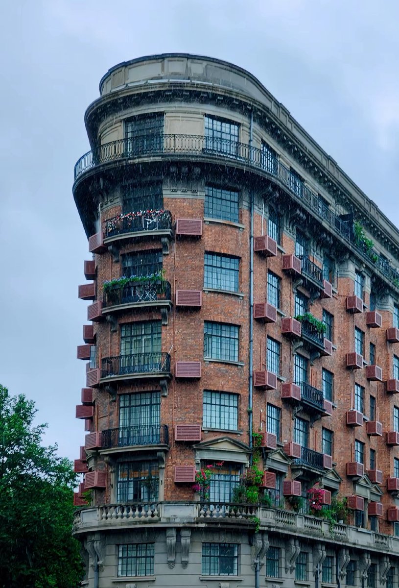 永远不要相信苦难是值得赞美的，
苦难就是苦难，
苦难不会带来成功，
苦难不值得追求，
磨练意志是因为无法躲开，
人是为活着本身而活着的，
而不是为了活着之外的任何事物，
生活是属于每个人自己的感受，
不属于任何别人的看法
———《活着》余华