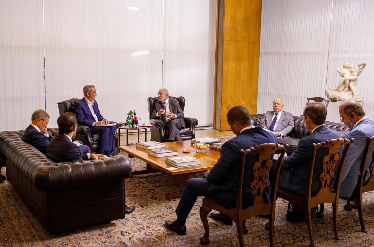 El presidente @LuisAbinader junto al  canciller <a href="/RobalsdqAlvarez/">Roberto Alvarez</a> sostuvo una importante reunión bilateral con el presidente de Brasil, Lula da Silva, en el marco de la Cumbre Brasil-Caribe. 🇩🇴🤝🇧🇷

Conversaron sobre seguridad, turismo, aviación y comercio, así como del compromiso