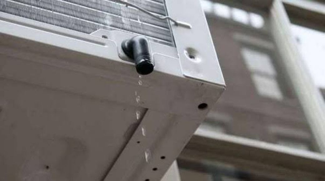 pulsepicksng's tweet photo. Water vapor, which we call humidity, is present in the air, and it increases as air temperature increases.

Inside the AC, the evaporator coils work at a low temperature, around 4–5 degrees Celsius.

This is where it gets tricky. https://t.co/URHnRyInjr