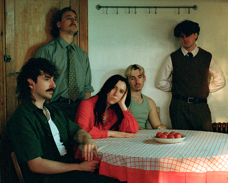 🎧 Dog Race lança o sinistro e hipnótico EP de estreia ‘Return The Day’ (uma das melhores coisas que você vai ouvir hoje e esse ano).

🔗 tecoapple.com/2025/06/14/dog…