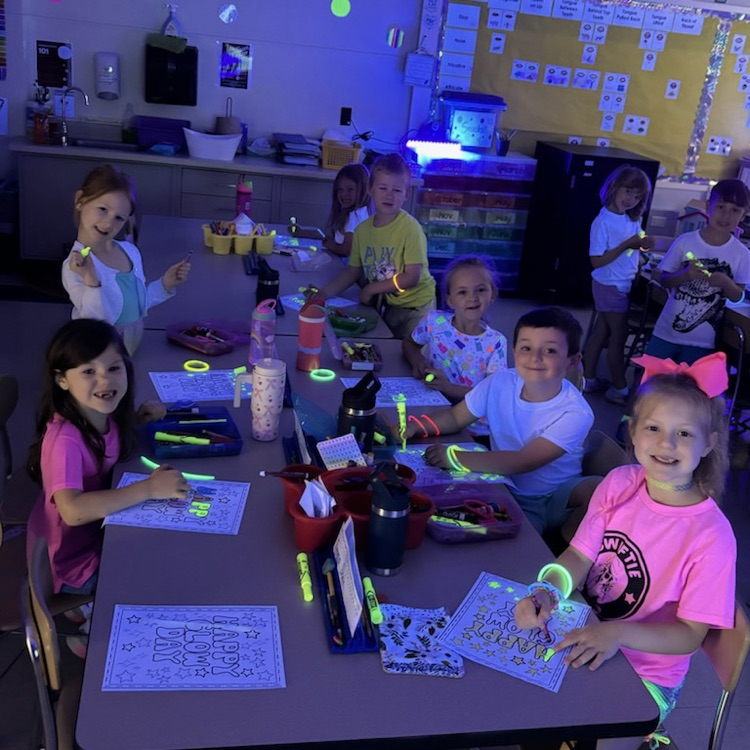 Theme days at the end of the year make for some great memories and so much fun! Here is GLOW Day fun with Miss Butera's Miss Harmon's and Mrs. Warchocki's classes!🌟
