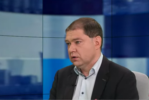 Marek77708717's tweet photo. Właczam @RepublikaTV a tam znów ta ameba!! Czy wy kurwa nie mozecie zapraszac porzadnych gosci????Tylu jest....robicie nam to na złość??? Juz obrzygałem TV!!!!!! #gosc https://t.co/HW0OyLp6zk