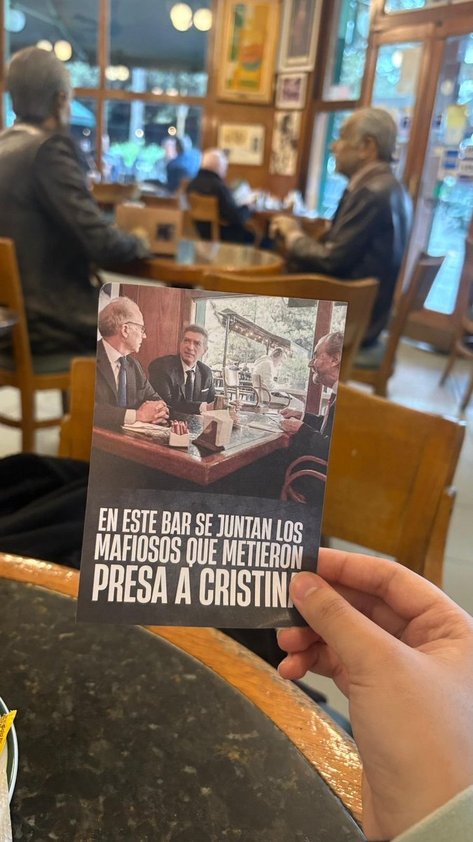 porquetendencia's tweet photo. "La Biela":
Por los folletos en ese bar contra los jueces de la Corte Suprema tras el fallo que confirmó la condena de Cristina Kirchner https://t.co/BBzD97RcrG