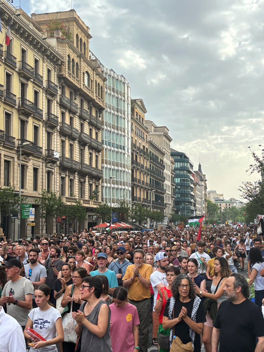 🇵🇸 ✊🏼 La ciutadania ha omplert el carrer per exigir la fi del genocidi del poble palestí.

Aquesta massacre ha de finalitzar ja i l’ajuda humanitària ha d’entrar a Gaza. Ni un assassinat més.

Barcelona mai es quedarà callada davant d’aquest genocidi. Pau i llibertat per a