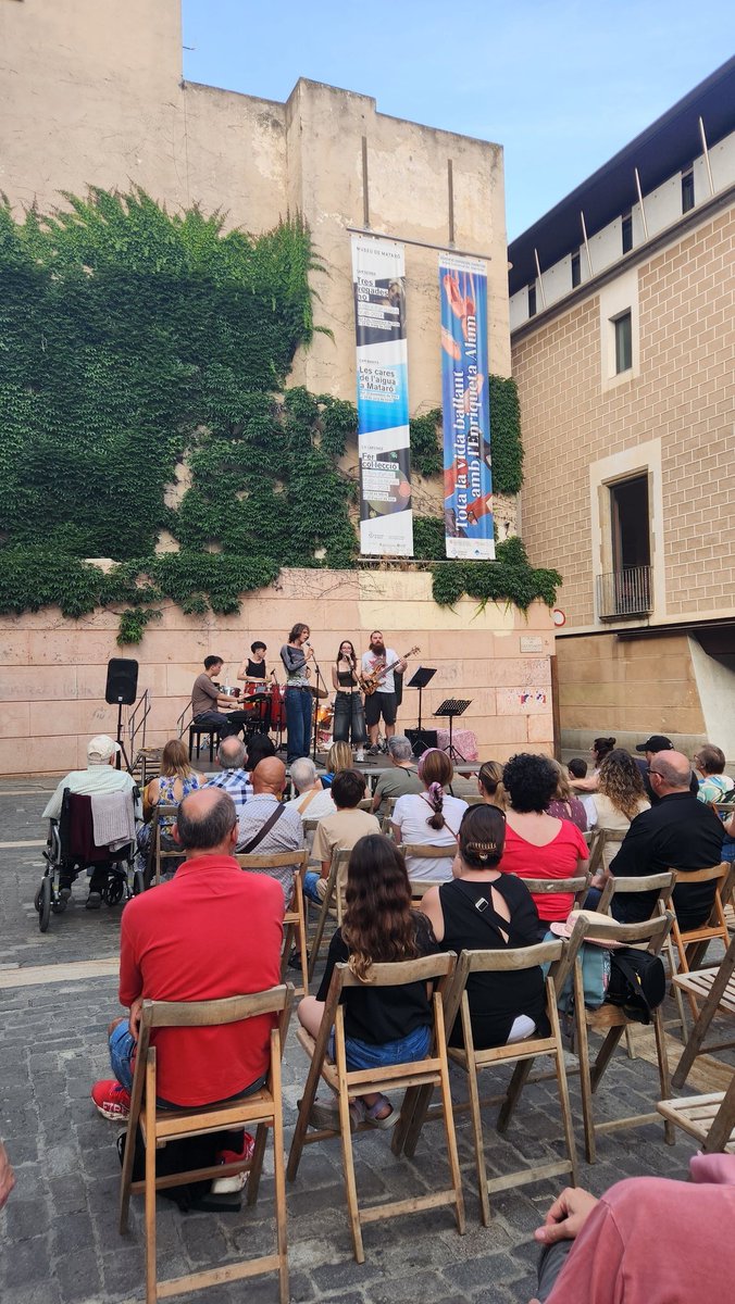 🎺🎷🥁 <a href="/SIMFONIC_Fest/">Festival SIMFONIC</a>  a la Plaça de l'Ajuntament. Amb l'Escola <a href="/MusicaCarrero/">El Carreró </a> . 🎶 80 concerts simultanis a Catalunya i Balears.