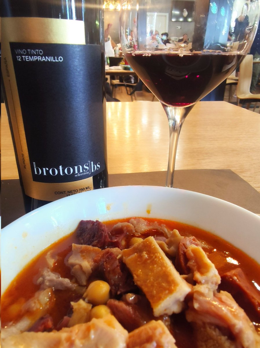 Copa en mano, descorchamos un Vino Tinto 12 Brotons Selección, elaborado a partir de la noble uva Tempranillo,  orgullo de nuestra tierra, Burgos.

Lo acompañamos con unos callos tradicionales, con ese punto justo de intensidad y tradición que nos hace sentir en casa.

¡Salud!