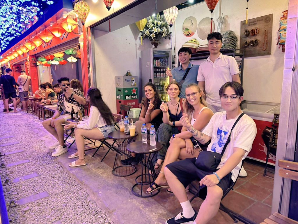 Popplewell000's tweet photo. I couldn't have had a more fun night than today! I really enjoyed spending time with the three of you! Thank you so much for all the places and food. I was very happy with this time.😁 https://t.co/2W7BGAiT4y