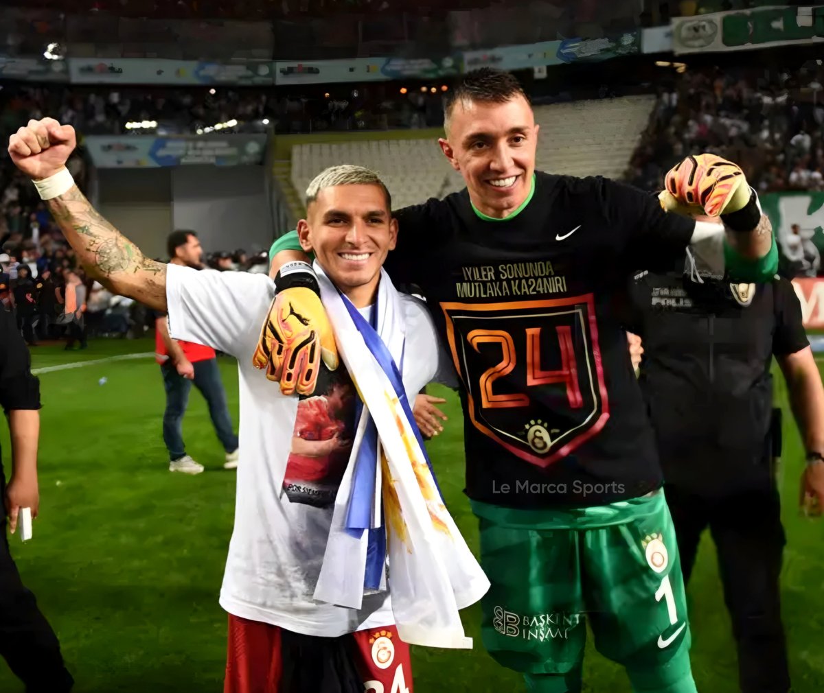 lemarcaspors_'s tweet photo. Fernando Muslera: "Okan Hoca bana dedi ‘Nando, ben Lucas'ı çok istiyorum.’ Ben konuştum. Lucas çok zor adamdı o zaman ama şimdi bak çok mutlu. Ama sor niye, ben anlıyorum; önceki sezon 13. bitirmişiz, çok kötü. En kötü sezonumuz. Buna baktı ve diyor ki ‘Ben ne yapayım burada.’ Bu normal ama sonra yavaş yavaş oyuncular geliyor, Sergio... Lucas'ı aradım ‘kabul et’ dedim. Mertens geliyor. Lucas dedi ‘Mertens var ben var, Nando, Mauro…’ Mauro en son geldi ama medyada konuşuluyordu. Sonra Juan Mata, Milot, çok oyuncular geldi. Başarı başladı. Lucas her sene, ama her sene diyor ki ‘Nando, teşekkür ederim. Nando teşekkür ederim.’ Ben normalde konuşulmasını hiç sevmiyorum ama çok röportaj yaptı ve diyor ki ‘Nando beni bin defa arada, Nando, Nando, Nando... yeter, bırak. Ben başka yerler istiyorum’ ama ben ‘Hayır Lucas buraya gel, buraya gel’ diyordum. Şimdi ne zaman gidecek bilmiyorum. Yeni Muslera o, garanti." (GS YouTube Katıl)