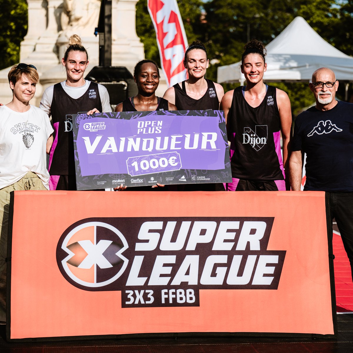 L'Open Plus de Dijon a livré son verdict 🏆

<a href="/ermont3x3/">bc_ermont3x3</a> chez les garçons et la HoopFam Lyon chez les filles ont été sacrés sur la place de la République 👏

Plus d'infos ➡️ bit.ly/45pAkoS

#SLopen3x3 | #OpenPlus3x3