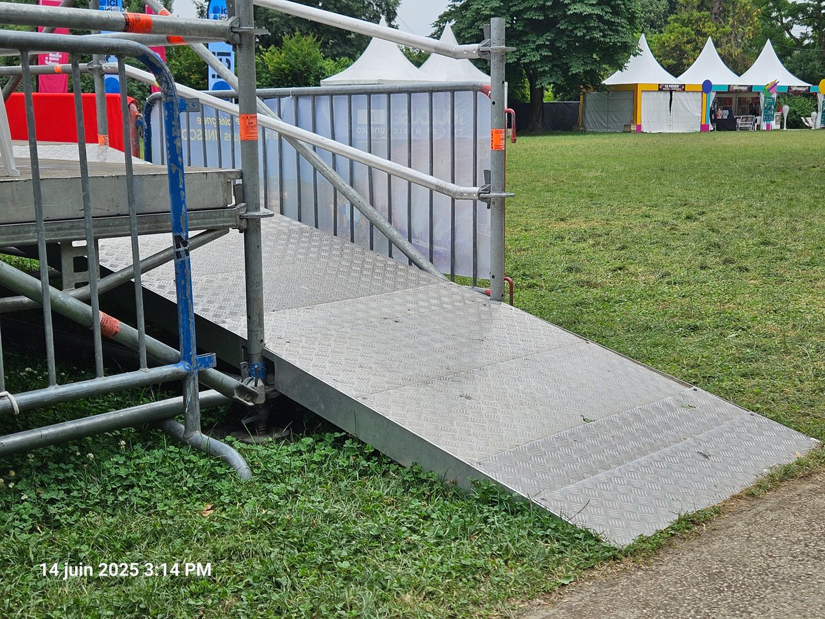 🎪 1/ Au festival #RioLoco ce 14 juin 2025 à Toulouse, la Ville prétend accueillir les personnes handicapées. Voici la "plateforme PMR" prévue. Une rampe à 20 % de pente (le max légal est de 5 à 12 %), avec un revêtement n’empêchant pas de glisser.
📸👇