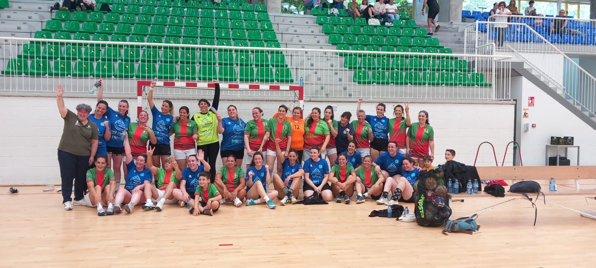CB_ChapelaWeb's tweet image. Ahí temos as nosas veteranas no Torneo Sarillas de Redondela!!!
❤💚❤💚
