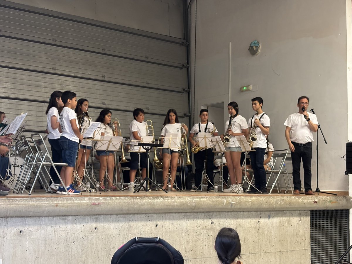 🎶 La Escuela de Educandos de la Banda La Lira (Monzón) ha puesto la nota musical en el #MOBA2025 este sábado en el Espacio Joven, demostrando que la cantera musical de #Monzón tiene presente… ¡y mucho futuro!

#MonzónCultural #ArtesDeCalle