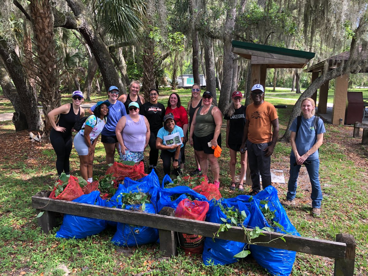 SERVProgram's tweet image. We had lots of fun working w/Dr. Hallett-Njuguna &amp;amp; the UCF-LMA Master&apos;s scholars at Lake Mills Park today! We removed 18 bags of invasive rosary pea &amp;amp; air potato plants. This work will protect #biodiversity and reduce the spread of #invasivespecies. #SERVSaturdays @seminolecounty