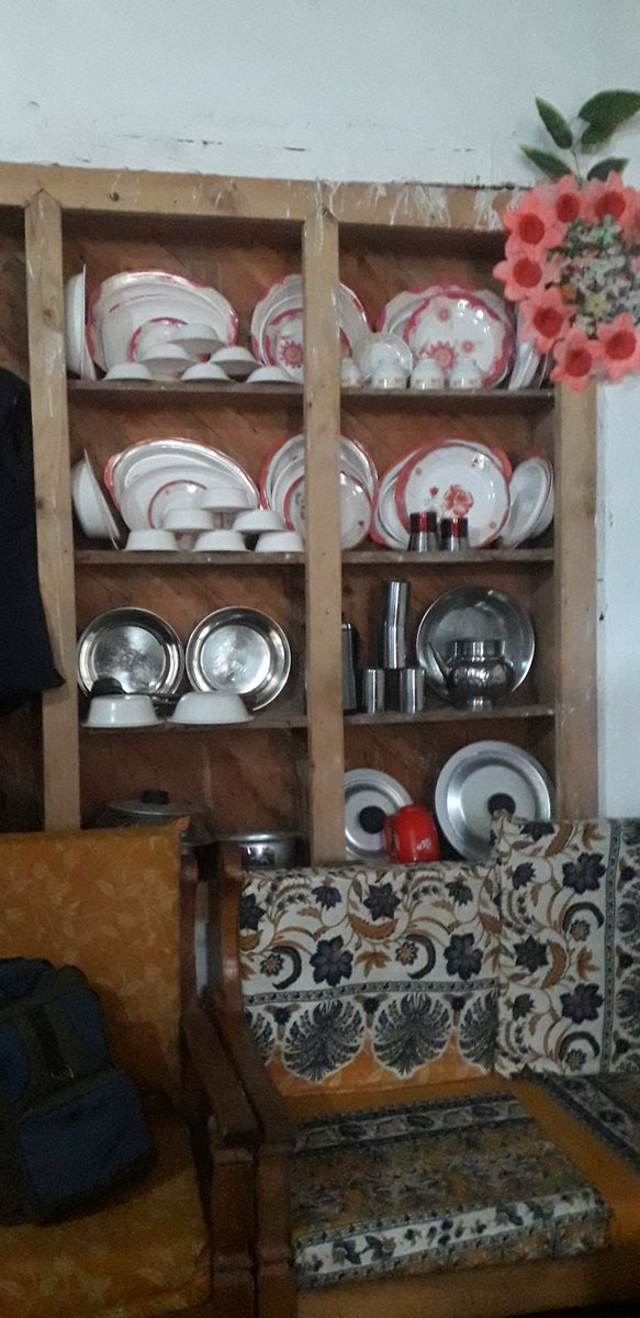 مرے کمرے میں برتنوں کے سوا کچھ ںھی نہیں 
مرے کمرے کو بجانے کی آرزو بھی نہ کر

#محفل_سخن