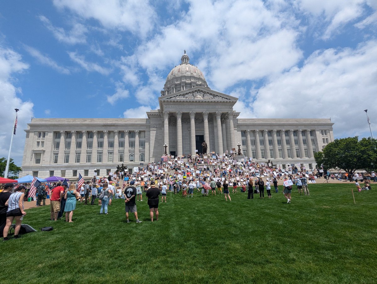 Missourinet's tweet image. We estimate 1,000 people at the "No Kings Day Rally" in Jefferson City. #moleg #mogov