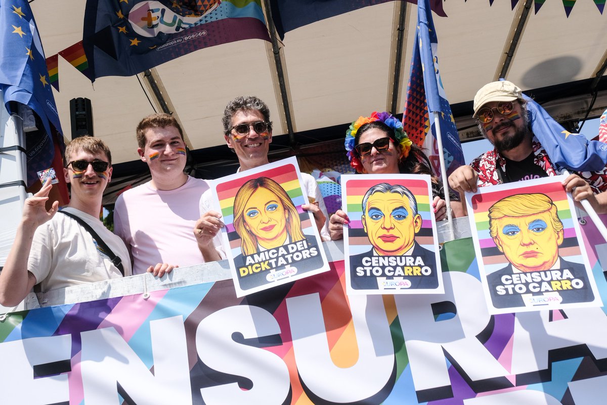 tempoweb's tweet photo. "Censurate sto carro": anche #Magi al #Pride dell'odio. #Meloni e #Trump truccati da pagliacci
#14giugno #iltempoquotidiano #RomaPride 
https://t.co/VvlderB3D8 https://t.co/Q5iZE52B8u