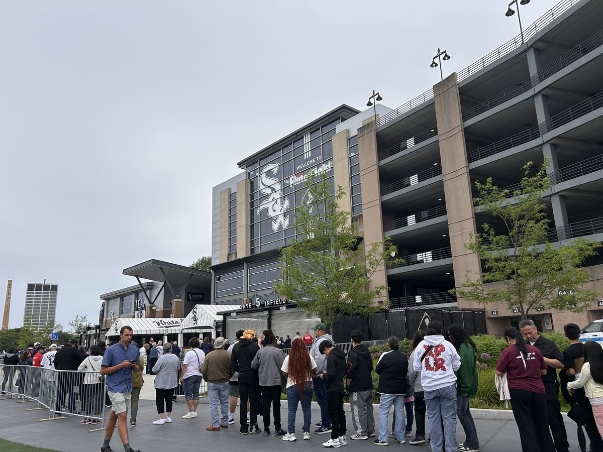 Tailgating, nuns wearing White Sox or Da Pope tshirts over their habits - welcome to Pope Leo’s Chicago baseball Mass