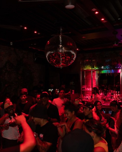 Whatever drink gets you on the dance floor, we've got it 🥂 Intrasy is heating up our back courtyard tonight after 10pm! 🎶