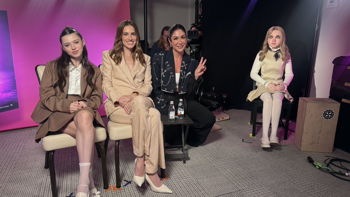 e eu que fui entrevistar as atrizes de M3GAN e, quando entrei na sala, dei de cara com A PRÓPRIA M3GAN! 🗣️ 

em breve no meu canal do youtube