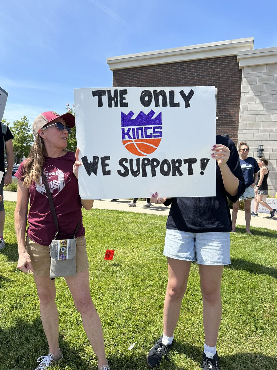 Spotted at a Sacramento-area “No Kings” protest 👀 

h/t <a href="/hannahrholzer/">Hannah Holzer</a>