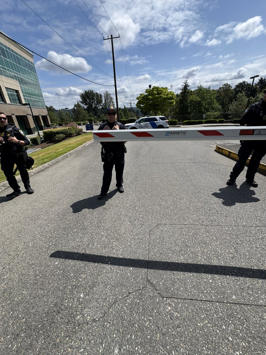 This person just told DHS Federal Protective Service officers 

“Quit your job and you won’t be killed in the revolution” at the Tukwila DHS office.