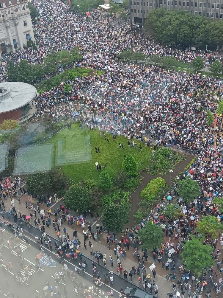 Philly says fuck off Donald Trump.

"In the face of murderous MAGA raiding our neighborhoods, killing our lawmakers, the people RISE." 

(📷@bluelotusoftheeast.bsky.social)
 #3E #NoKings #NoKingsDay
