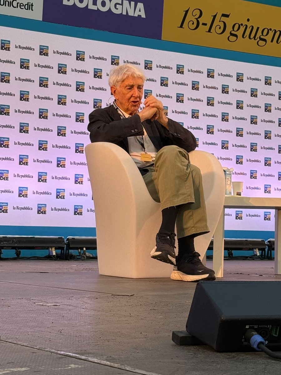 "Come posso essere un cittadino consapevole, che va a votare, se non so cosa è accaduto nel ‘900, perché è venuto il fascismo e con quale gradualità si è affermato? Devo saperlo, se non lo so cambia la percezione che io ho del mondo"

Corrado Augias a #RepIdee25 
<a href="/repubblica/">Repubblica</a>