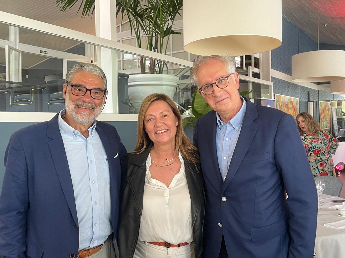 Jubilación de nuestro querido Dr Diz internista del CHUP que tanto se ha preocupado por la formación hospitalaria de los MIR de MF y C! Hasta siempre!!! Y agradecidos/as!!!😍😍😍