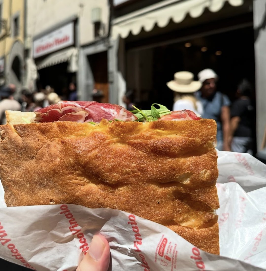 oguz_sbf's tweet photo. Bi sandwich ne kadar güzel olabilir ki diye düşündüğünüzün farkındayım. Dumanı üstünde panini ekmeği arasında muhteşem lezzetler. Antep fıstıklı bi sosları var, denemezseniz hatrım kalır. Bir sandwich ile iki kişi doyar. Reklam değil tavsiye.
Floransa All’Antico Vinaio ~ 9/10 https://t.co/AIX89KqWLD
