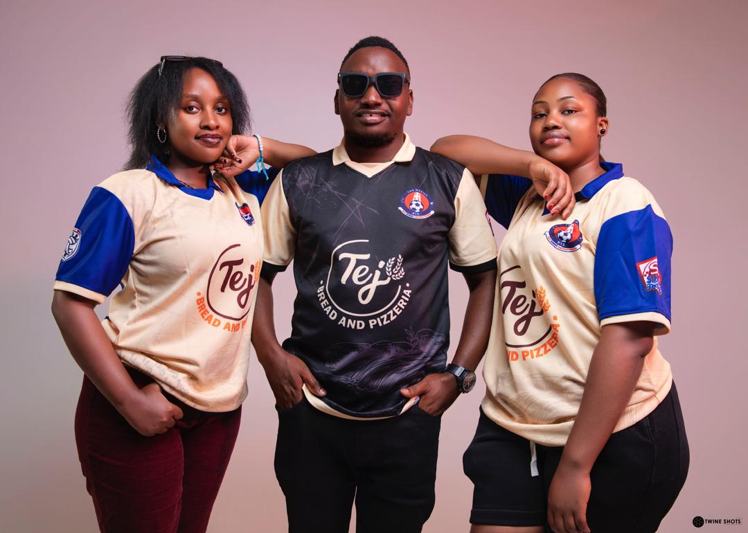 NaviesFC's tweet image. Inspired by the KAYOORA stream and patterning with @tejbreadandpizz .
Behold our Season 4 home kit π
Navies ,we are a Block