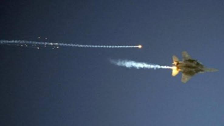 zarrar_11PK's tweet photo. Breaking 🔴🔴

Iran claims to have shot down 10 Israeli jets in various locations across the country. #Israel https://t.co/b3CayVja8r