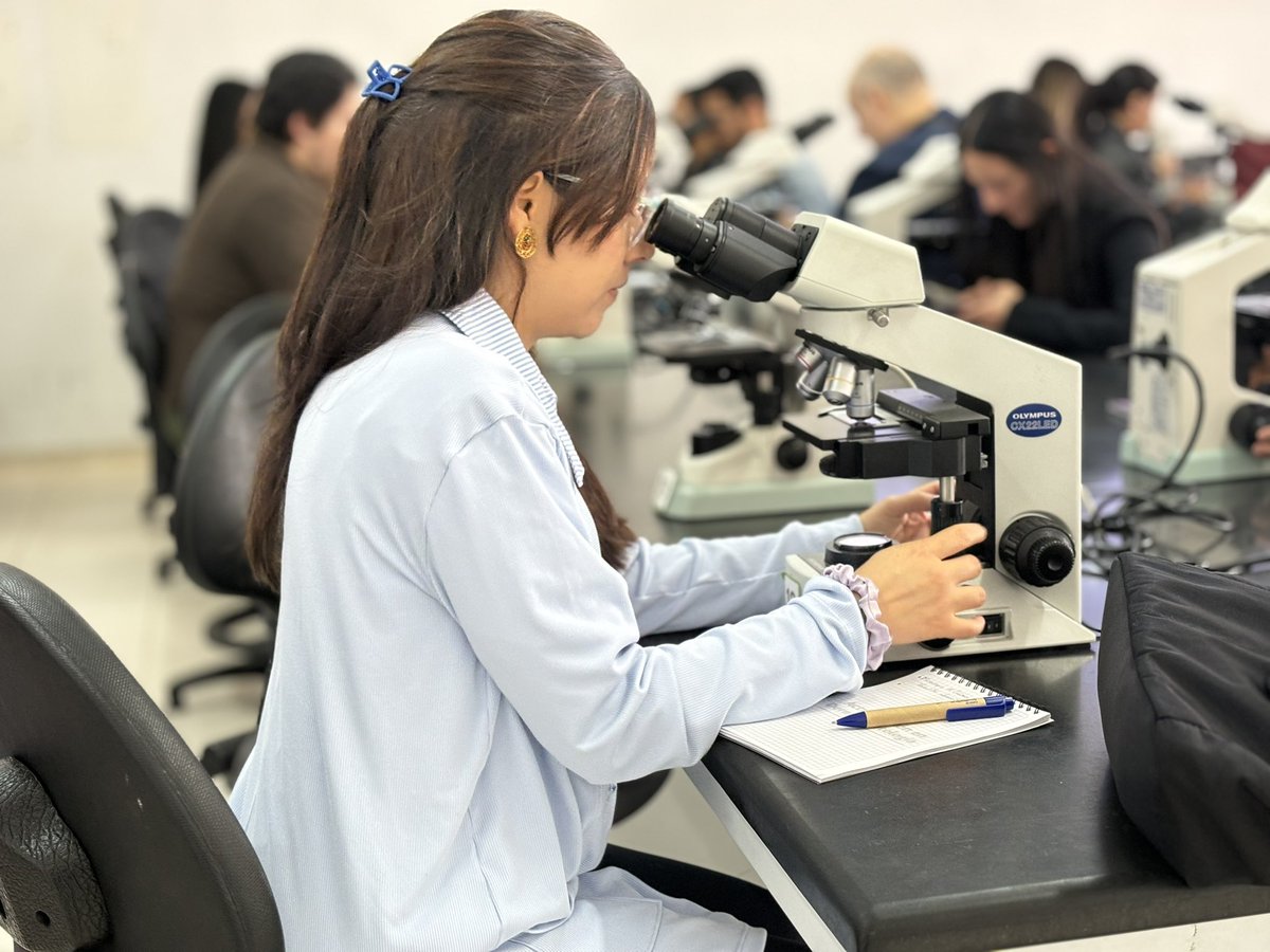 Hoy terminamos nuestro curso de Actualización en Dermatopatología, muy felices y satisfechos por el aprendizaje compartido, el nivel académico alcanzado y el compromiso de cada participante. ¡Gracias por hacer parte de esta experiencia de formación continua!