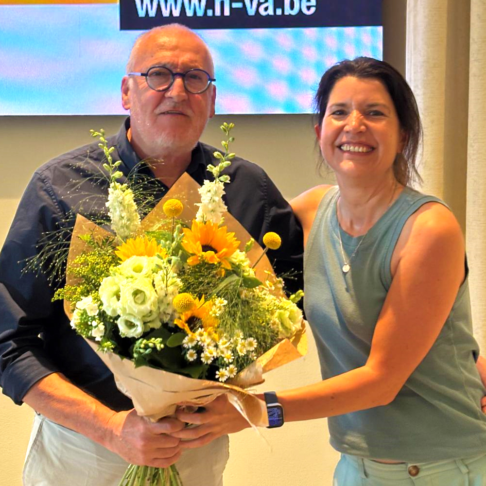 valerievanpeel's tweet image. Bedankt aan @KrisVanDijck1 en @eddyvermoesen voor hun jarenlange inzet als voorzitter van de partijraad en algemeen penningmeester van @de_NVA. 💐
Proficiat aan @JeroenTiebout als nieuwe voorzitter van de partijraad en aan @philiproosen als nieuwe penningmeester. 💛