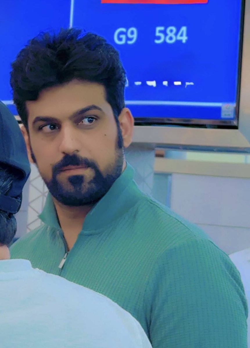 "من عرف قدره حفظ قدره وصانه
مستحيل انّه يدور الشكّ حوله"

- جابر النشيرا