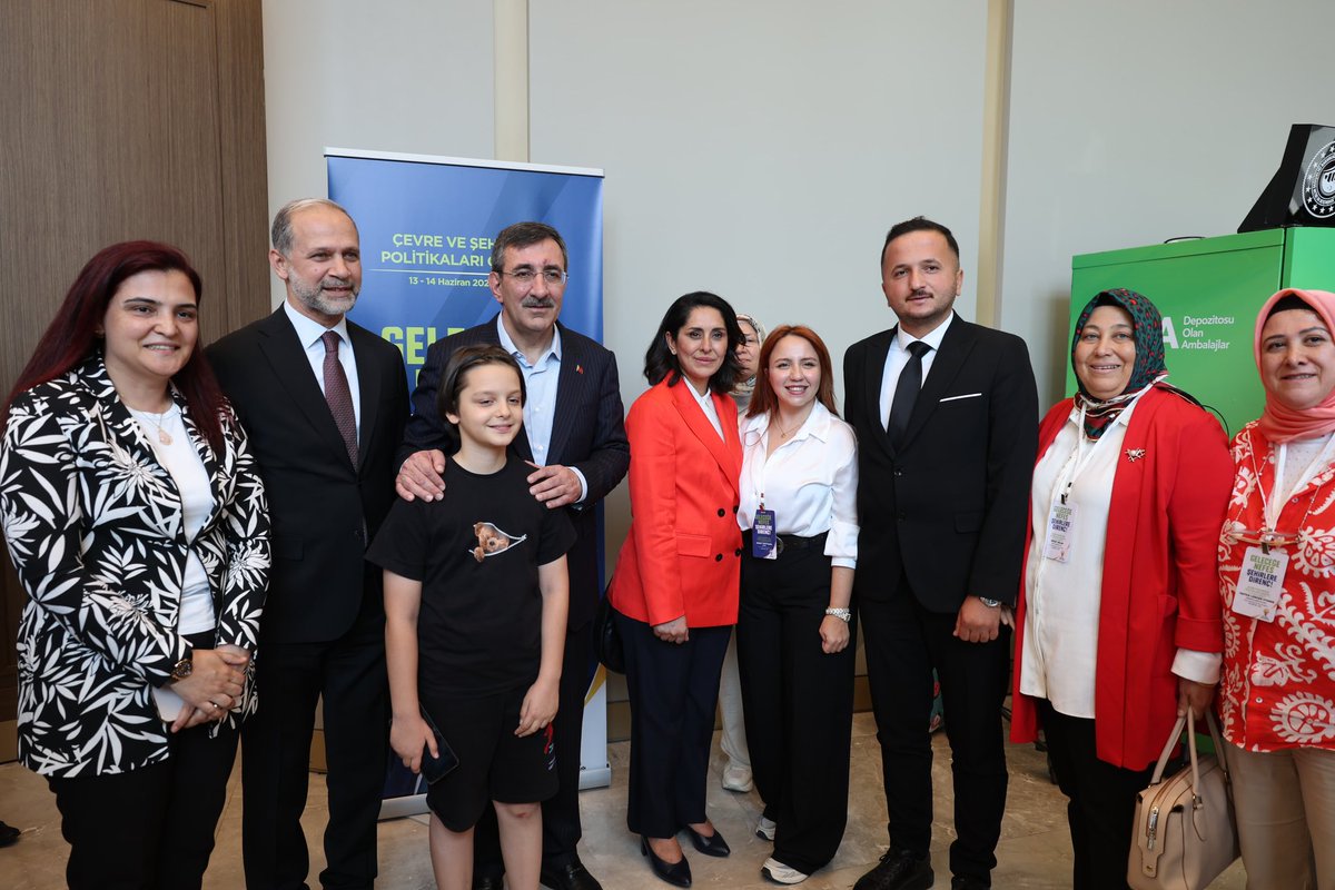 AbdulkadirOzl's tweet photo. AK Parti Genel Merkez Çevre ve Şehircilik Politikaları Başkanlığımız tarafından düzenlenen “Geleceğe Nefes Şehirlere Direnç” programımızın ikinci gününde birbirinden değerli isimlerin sunumundan ve Cumhurbaşkanı Yardımcımız Sayın Cevdet Yılmaz’ın kapanış konuşmalarından istifade ettik. 
Genel merkezimizde iki gün boyunca devam eden programımızda çevre ve iklim, sıfır atık, dirençli şehirler, geri dönüşüm, afet ve şehircilik politikalarını ele aldık. 
 Genel Başkan Yardımcımız Çevre ve Şehircilik Politikaları Başkanımız Sayın Sevilay Tuncer ve programda emeği geçen tüm teşkilatımıza teşekkür ederiz.
Nefes alan, dirençli şehirler için…
Durmak yok, yola devam!