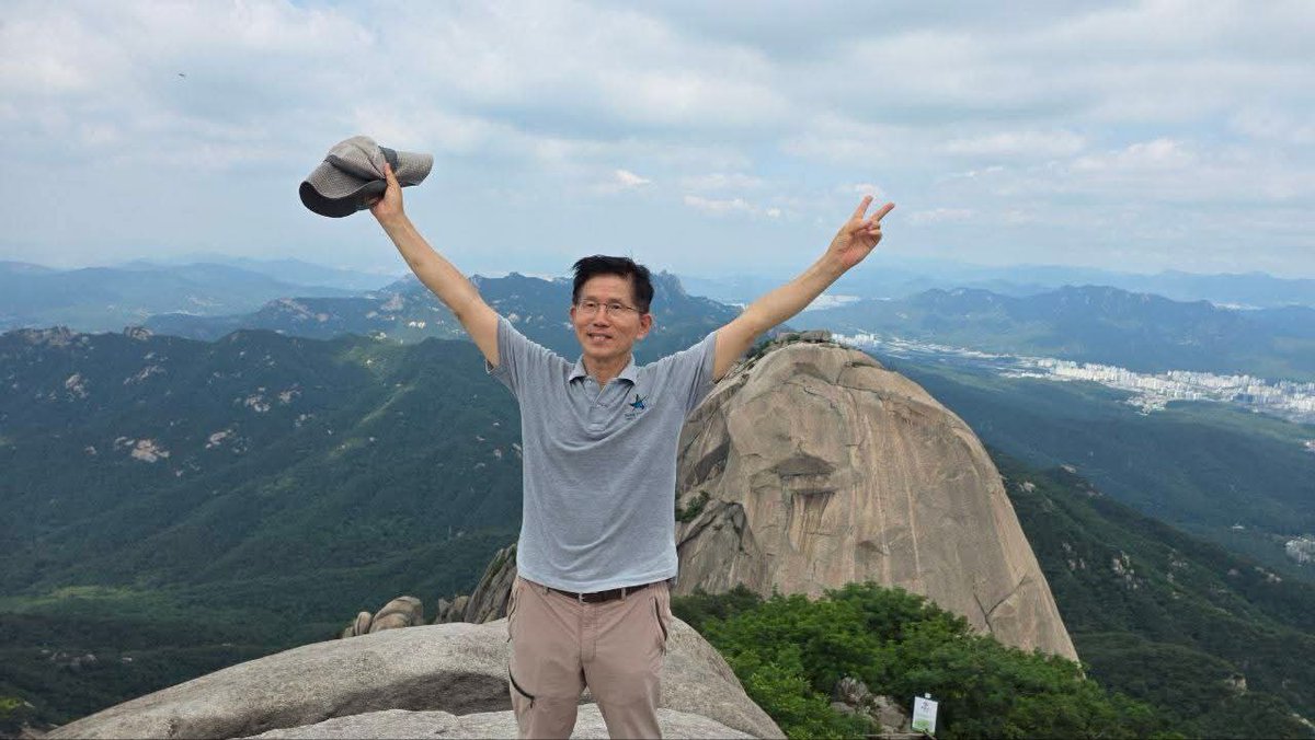 오늘 북한산 백운대에 올랐습니다. 
뒤로는 인수봉이 보이네요.
#파파미 #문수형 #대한민국