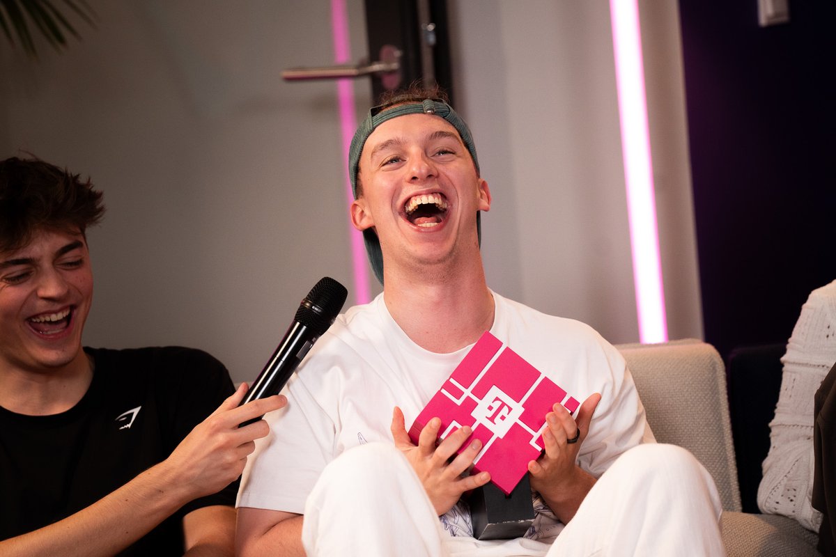 Der glücklichste Gewinner, den unsere Facility je gesehen hat: <a href="/LetsHugoYT/">LetsHugo</a> 👏 

Herzlichen Glückwunsch zum Gewinnen der Minecraft #MagentaEtrophy 2025 🎉