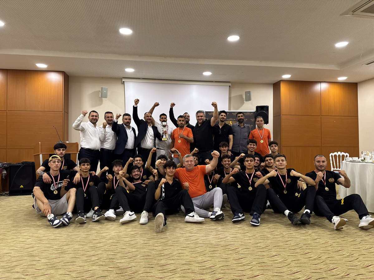 İşte yönetim 
İşte futbolcular
Şampiyon yıldırım ⚡️ 🖤💛⚡️