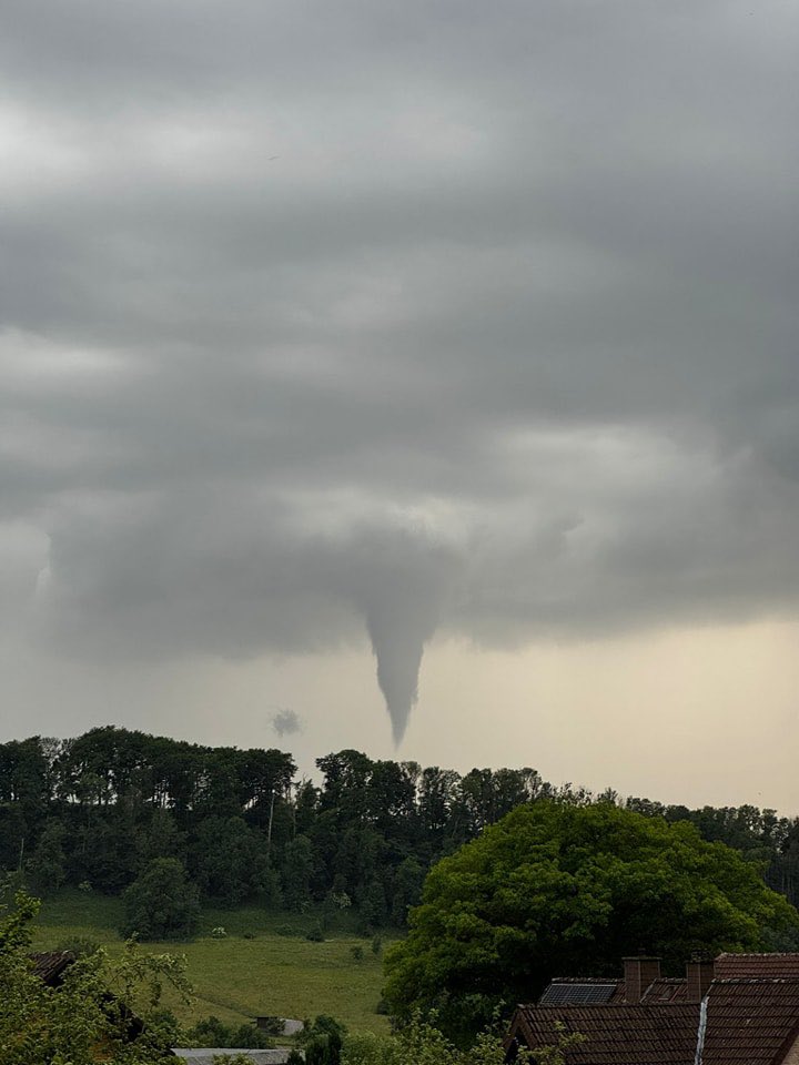 +++ Update +++
📍Altenbeken 
Möglicher Tornado beim Durchzug einer Gewitterzelle. Derzeit ist noch unklar, ob es Bodenkontakt gab. Über mögliche Schäden ist derzeit nichts bekannt.
#Altenbeken #Tornado #Unwetter