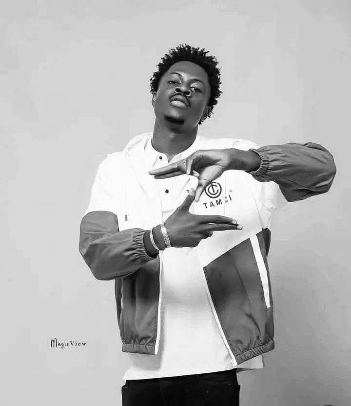 Ô Mali, que fais-tu de tes enfants ?
 🇲🇱😪
Il s’appelait Lord Mackaveli. Un artiste. Un homme. Un fils du pays. Il n’avait pas de kalachnikov à la main, pas de haine dans les yeux. Ce jour-là, il ne cherchait pas l’affrontement. Il voulait simplement acheter un pâté – ce geste