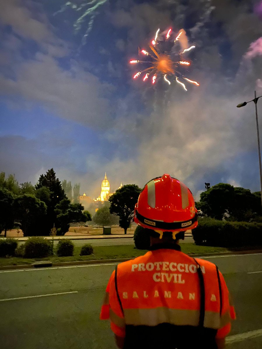 🎆 En el servicio de fuegos artificiales, en colaboración con @PoliciaSalamanca 👮‍♂️, se intervino en varios incidentes menores relacionados con el uso de pirotecnia. Afortunadamente, sin complicaciones. ✅
<a href="/PCivilSalamanca/">PCSalamanca</a>