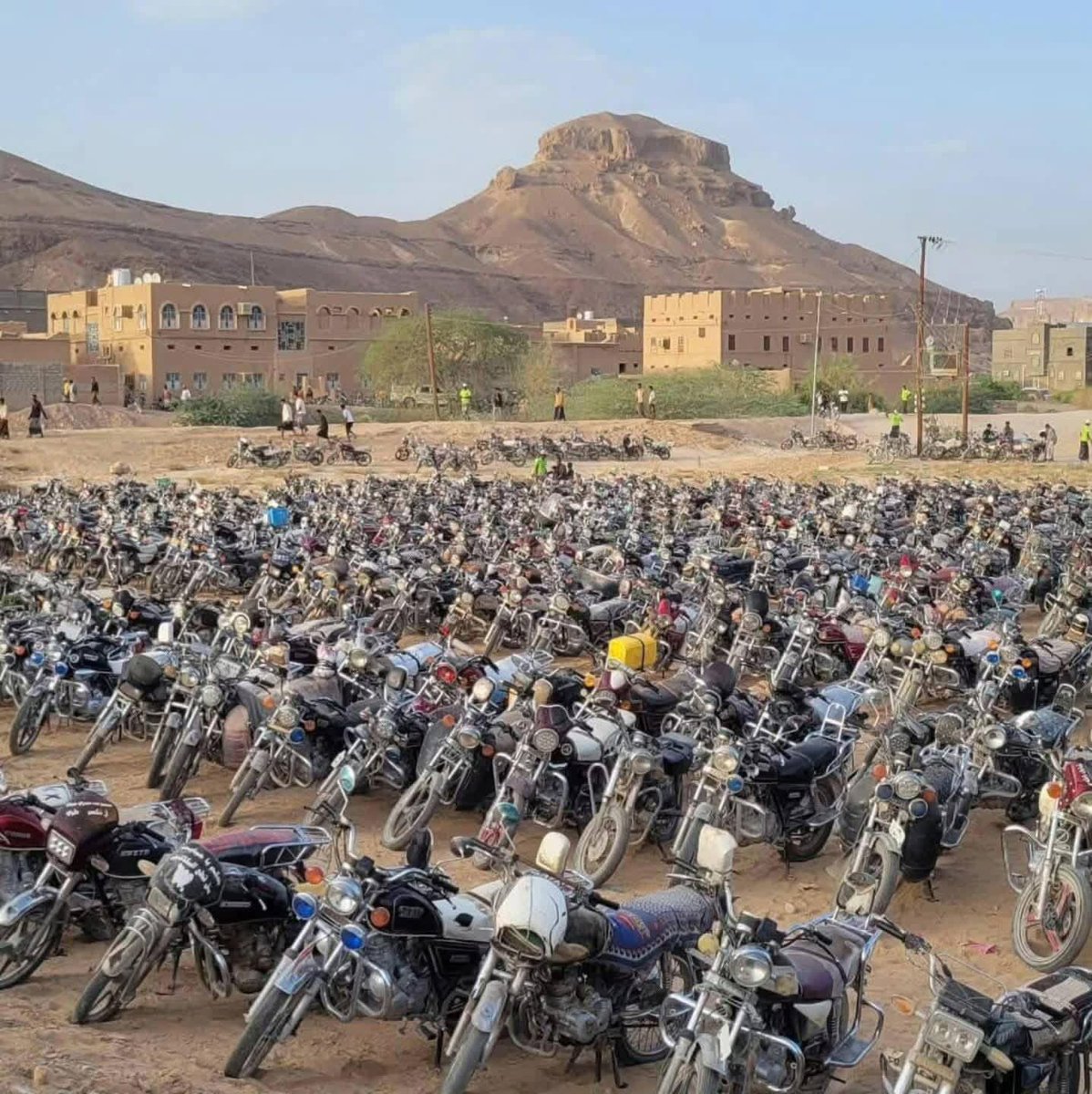 ماتراه في الصورة ليس معرض درّاجات نارية كما يوحي بذلك التنظيم والترتيب
هذه درّاجات تخص المدعويين للزواج الجماعي في مدينة تريم بـ حضرموت، وقد وضعوها بهذه الكيفية بترتيب من لجنة الزواج الجماعي في المدينة 
الزواجات الجماعية في حضرموت تظهر قدرة شعبية لافتة على التنظيم الذاتي❤️