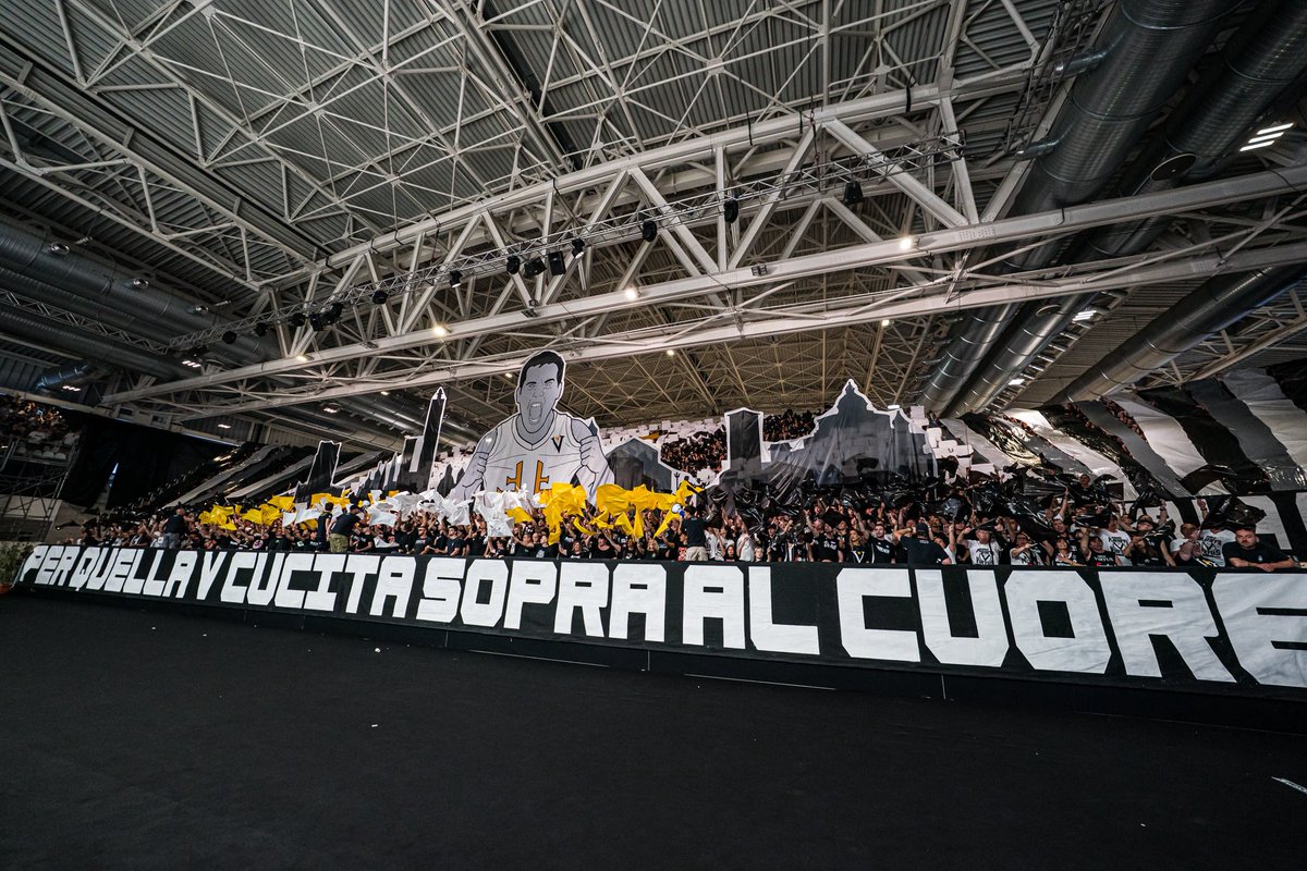VirtusBo's tweet photo. Per quella V cucita sopra al cuore 🤍🖤 https://t.co/0Hl63akB80
